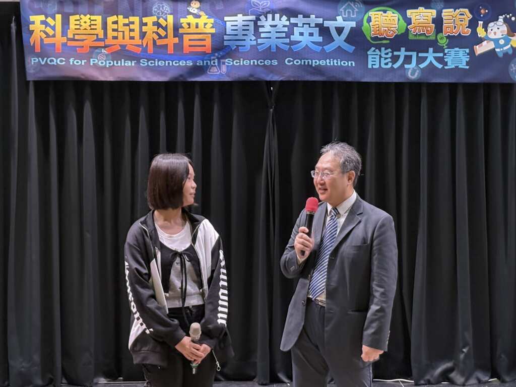 ▲姚心葵獲得冠軍,接受台上訪問。(明道中學提供)