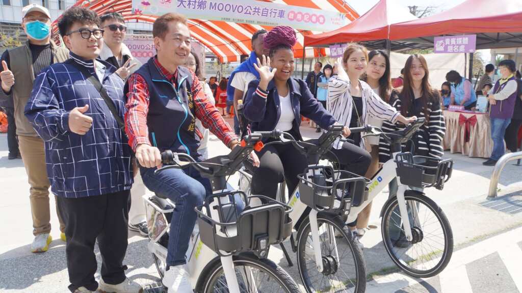 ▲大葉大學史瓦帝尼學生Patiance(中)開心體驗MOOVO公共自行車。(記者林明佑翻攝)