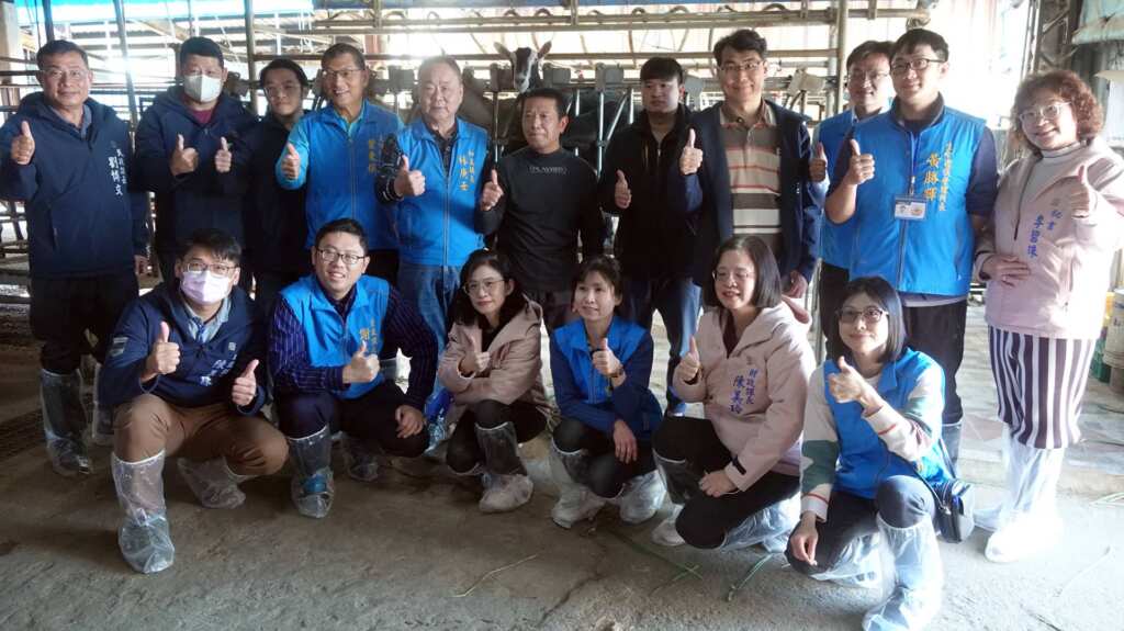 ▲和美鎮長林庚壬今日率領公所主管團隊前往佳益牧場實地參訪。(記者林明佑攝)