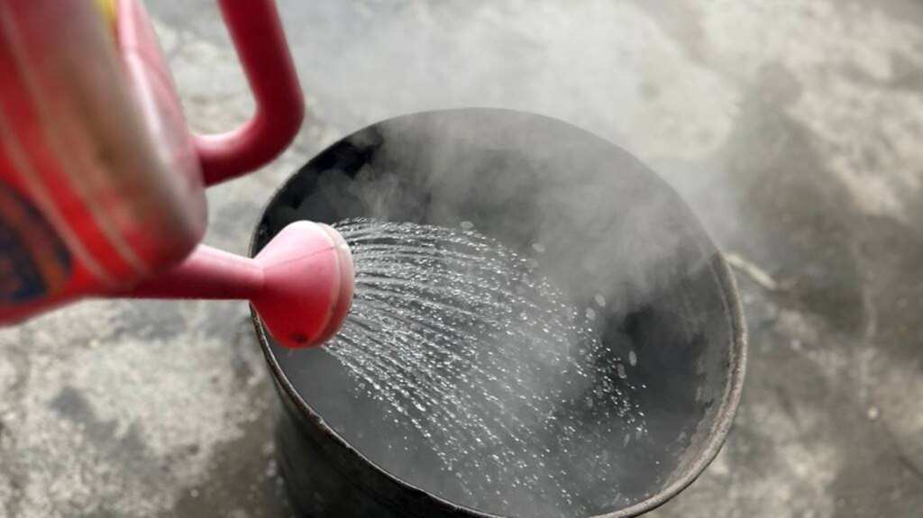 ▲澆熄餘燼。(彰化縣環保局提供)