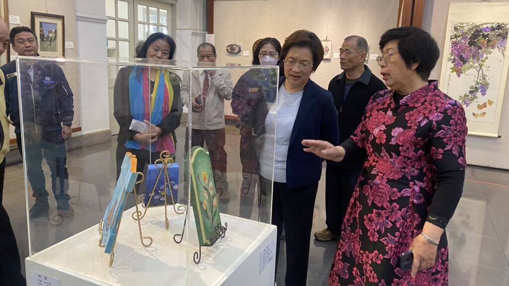 ▲112年退休的林淑連參議進行導覽解說。(記者林明佑翻攝)