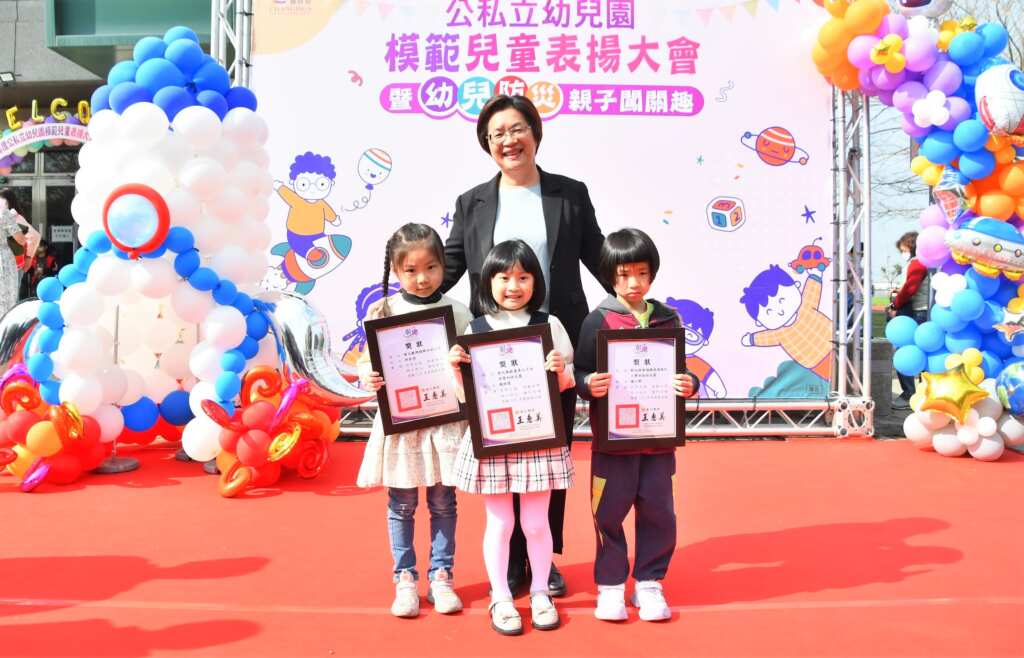▲彰化縣長王惠美與埤頭鄉幼的許若羽、彰基非營利幼兒園的陳科憑、溪湖附幼的楊小樂等3位模範兒童合影。(記者林明佑翻攝)