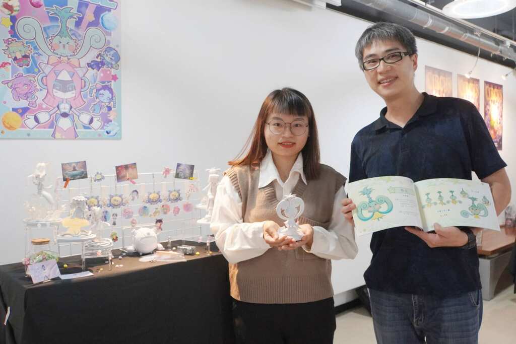 ▲大葉大學多媒體學程大四生劉佩姿(左)創作廢園星生記。(記者林明佑翻攝)