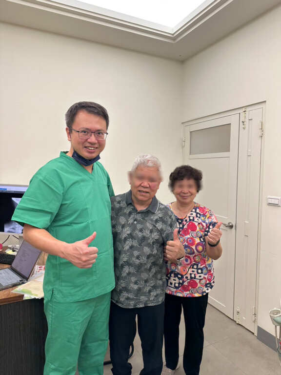 ▲73歲澳門患者手術後,開心地與員榮醫療體系員榮醫院員生院區神經修復中心主任陳建華醫師合影。(員榮醫院提供)