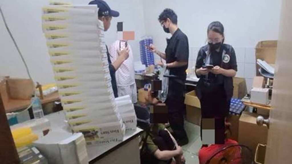 ▲彰化埔心鄉一處看似平凡的民宅，竟暗藏規模驚人的私菸包裝工廠，移民署中區事務大隊彰化縣專勤隊日前接獲檢舉，循線追查破獲。（移民署彰化縣專勤隊提供）
