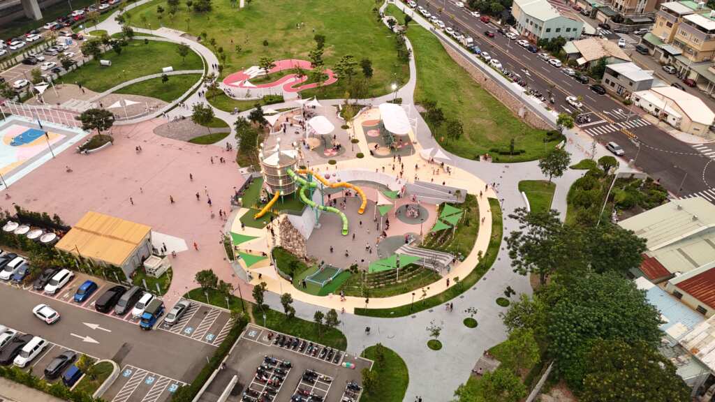 「中央公園-飛行美樂地遊戲場」,擁有32M雙軌滑索等多項設施。