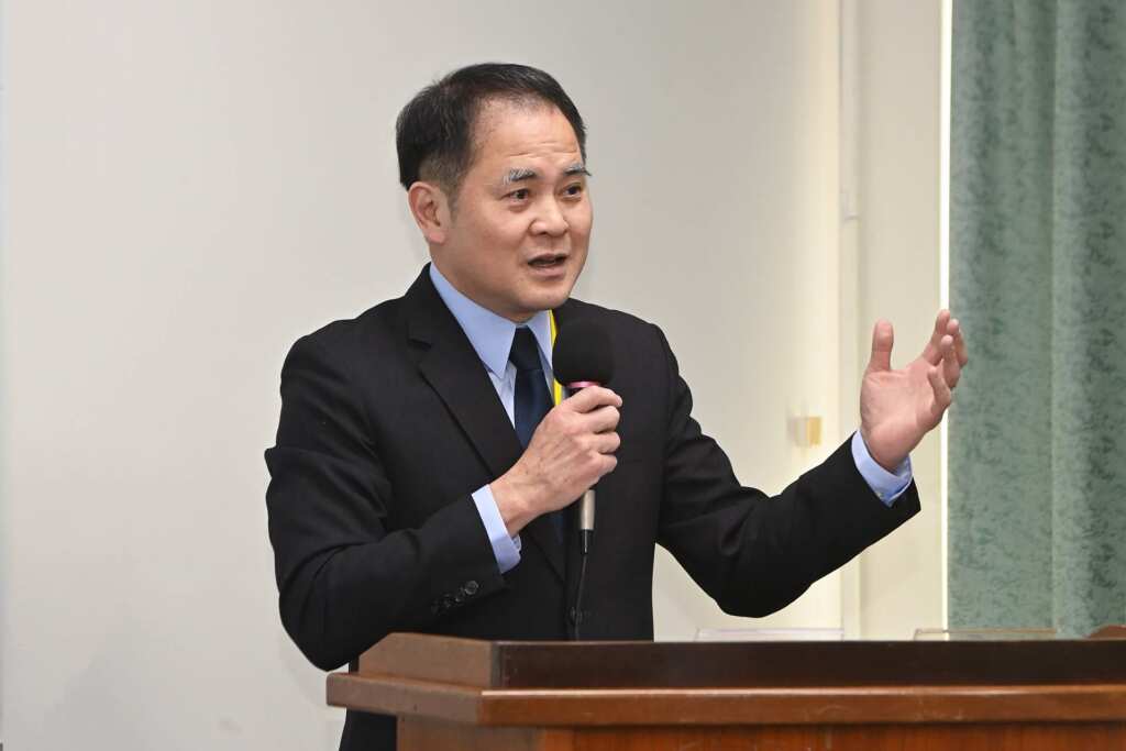 ▲機械工業公會理事長莊大立進行簡報指出,對美貿易逆差是大家都知道,可是機械產業進口了非常多的半導體設備,對美貿易是順差的,他輸美卻被課重稅就是不公平的競爭。(記者張玉泰攝)