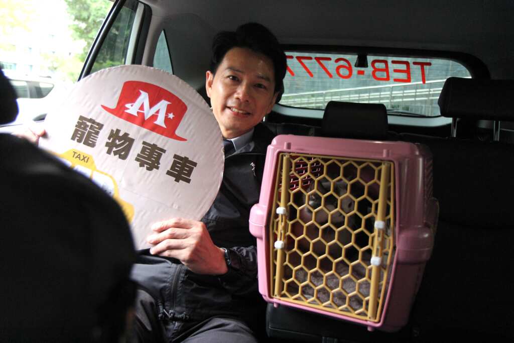 提醒飼主,攜帶寵物搭乘計程車時,要裝籠以維護車輛衛生與行車安全