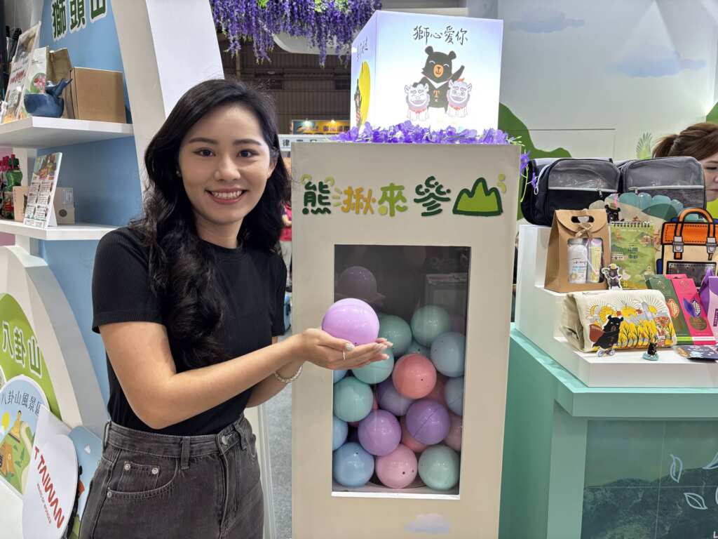 ▲觀光署參山處今年的攤位推出不限金額消費就有機會玩扭蛋,抽到最大獎台灣觀巴行程。(記者林明佑翻攝)