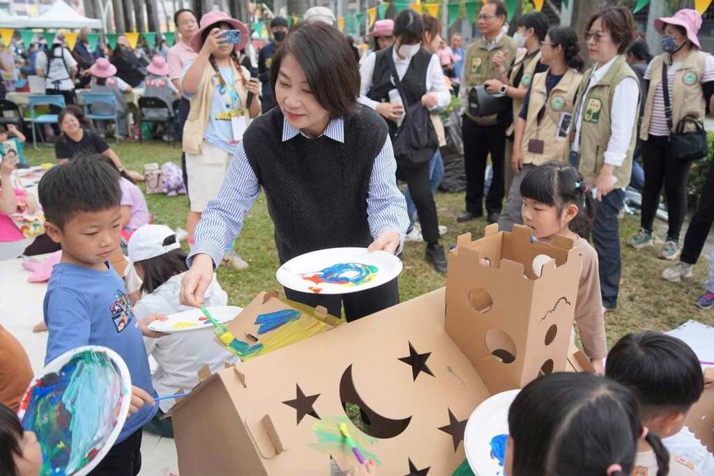 ▲屏東縣府搖身一變成為孩子們的專屬遊樂場,盡情揮灑天性。(屏東縣社會處提供)