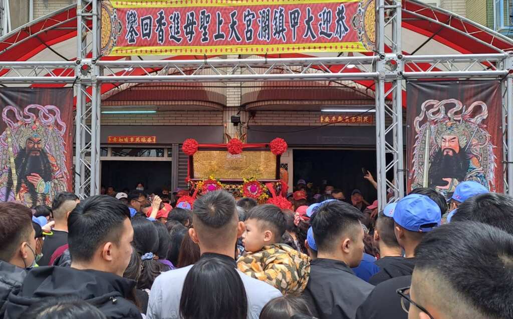 ▲今年大甲媽祖至新港奉天宮遶境進香回鑾14日凌晨1點多才進廟，劉燈鐘博士與鄉親們順利完成九天八夜的遶境之行，他並被獲聘為大甲鎮瀾宮繡旗團的顧問。（記者林明佑翻攝）