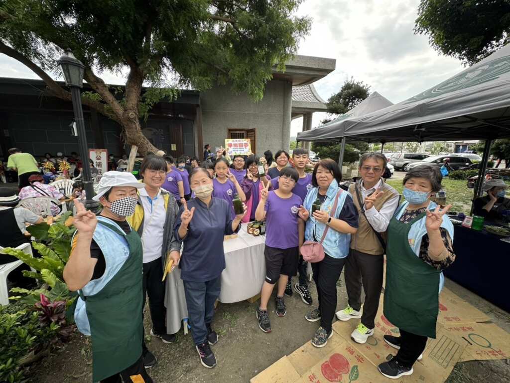 ▲福德國小卓鴻賓校長、翁雅惠主任帶領學生,推廣手做環保洗碗精,期學生能畢旅圓夢。(頂新和德文教基金會提供)