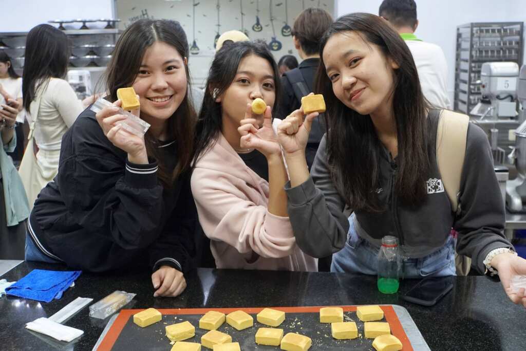 ▲大葉大學國際學生開心展示自己做的鳳梨酥。（記者林明佑翻攝）