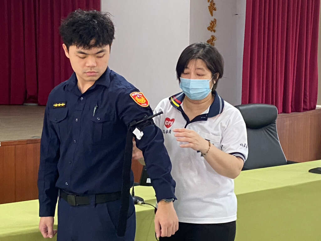 ▲彰基緊急醫療救護訓練中心(EMS)講師示範戰術止血帶操作。(彰化基督教院提供)