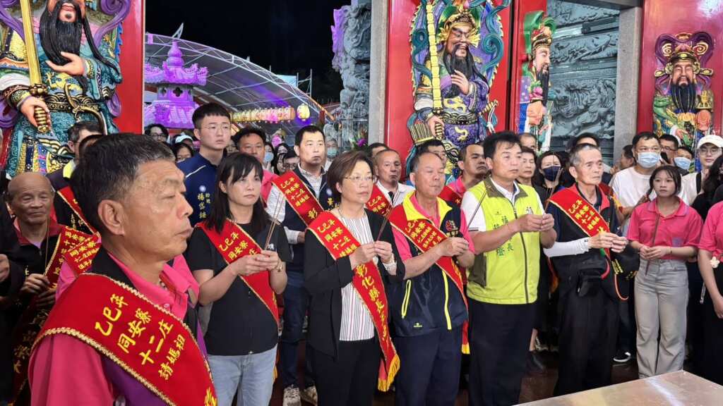 ▲同安寮十二庄請媽祖今年活動由大公館慈安宮輪值主辦，並於晚間7時40分舉行隆重的團拜儀式。（彰化縣文化局提供）