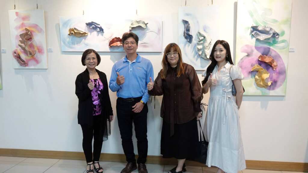 ▲陳信正個展「飄浮系列」圖版上的曲線以朦朧的感覺呈現,把陶製的立體曲線飄浮其上,交互間製造出一種慵懶的、自在的感覺。(記者林明佑攝)