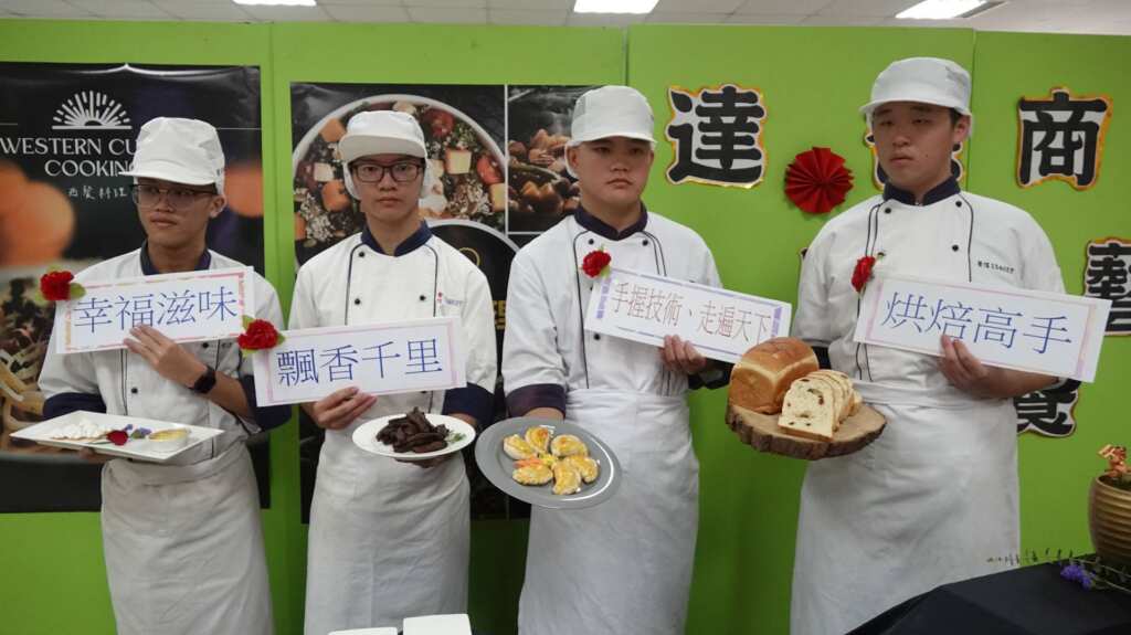▲靜態展區由餐三信、餐三義與烘三信班同學負責,涵蓋專題製作、地方小吃、餐飲服務、西式點心、歐包製作、蛋糕裝飾、果雕及異國料理等多元課程內容展示。(記者林明佑攝)