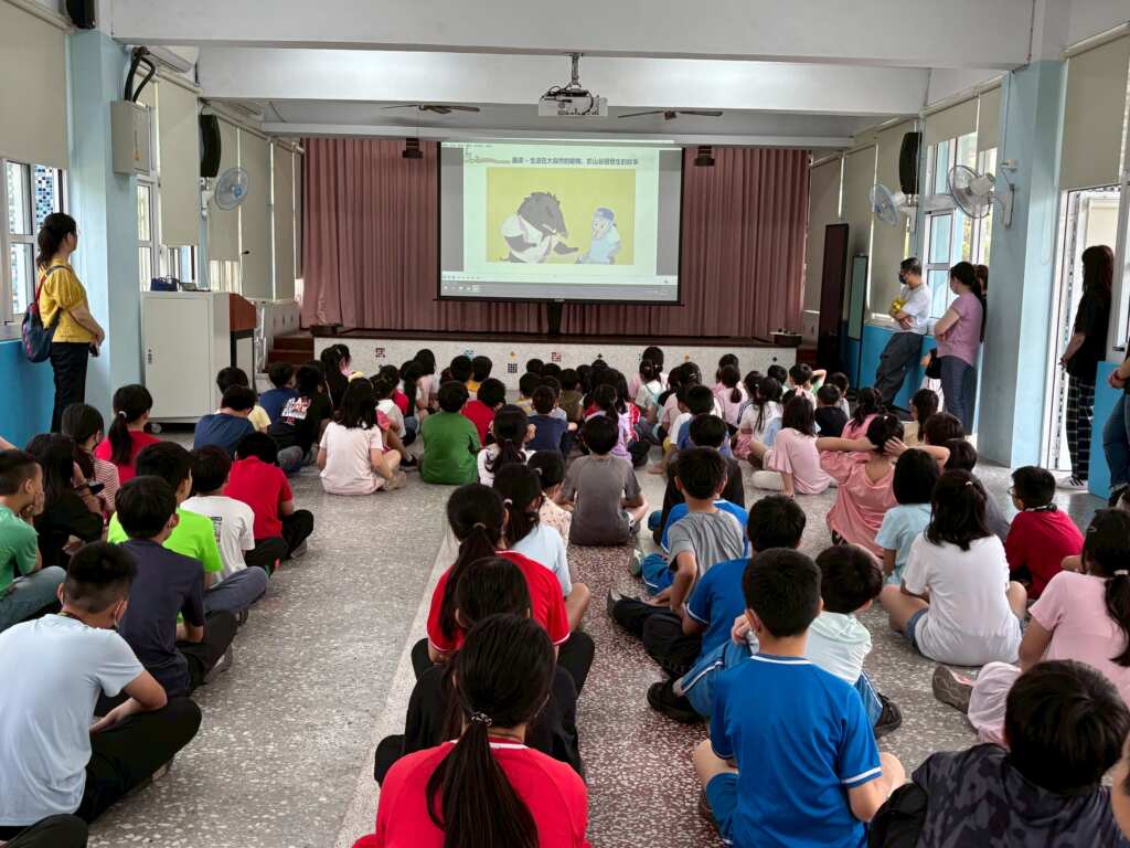 透過互動式教學與影片引導,學生們不僅學習到如何愛護地球。(記者廖承恩翻攝)
