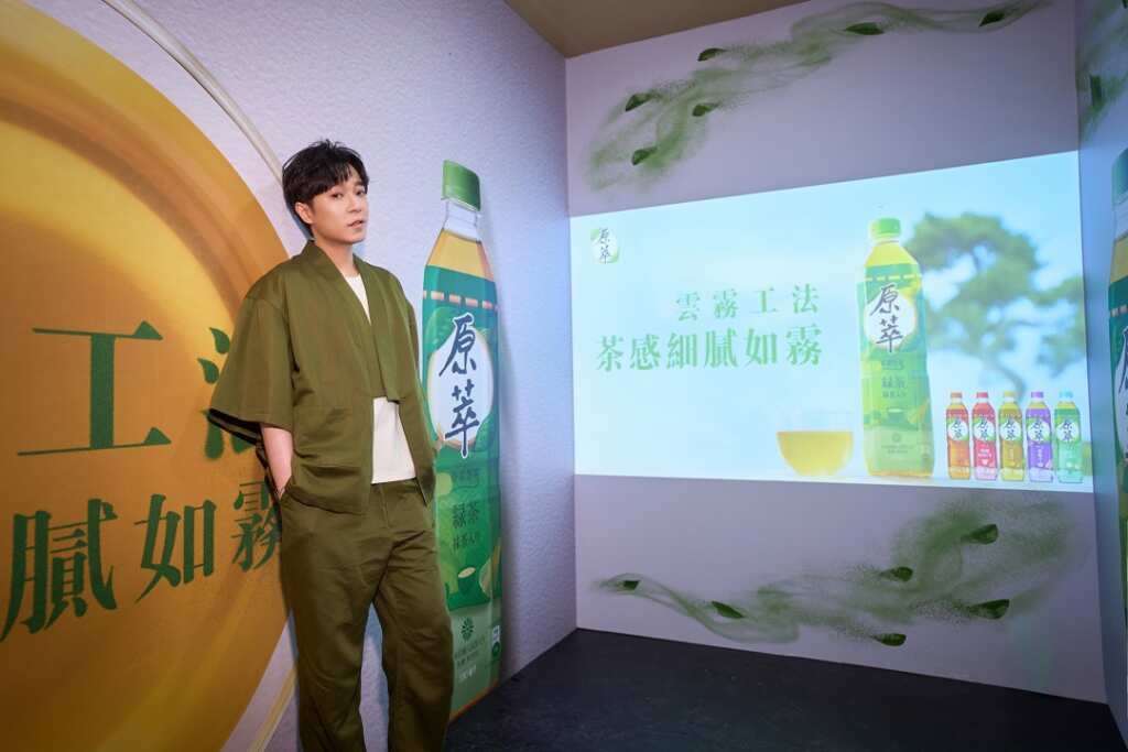 ▲【「原萃」雲霧茶所媒體預賞會】青峰分享說,「原萃」的茶感就跟音樂一樣細膩,層次豐富,仔細看還會看到茶湯中有如霧般的茶粉。(圖/可口可樂公司提供)