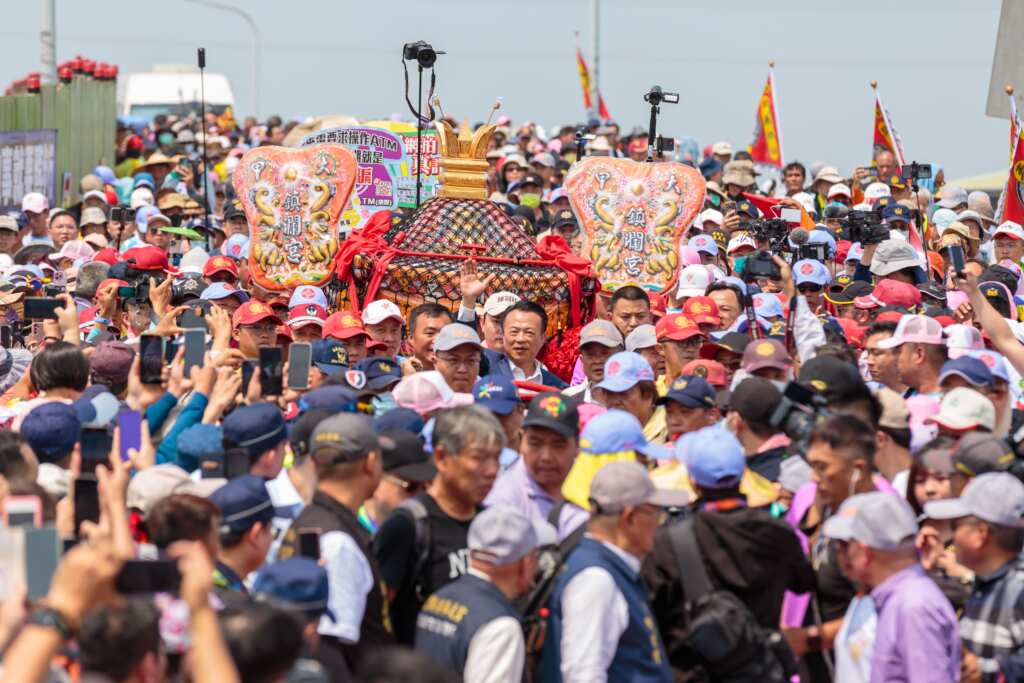 跟隨大甲媽祖的信眾人潮比往年還要多。