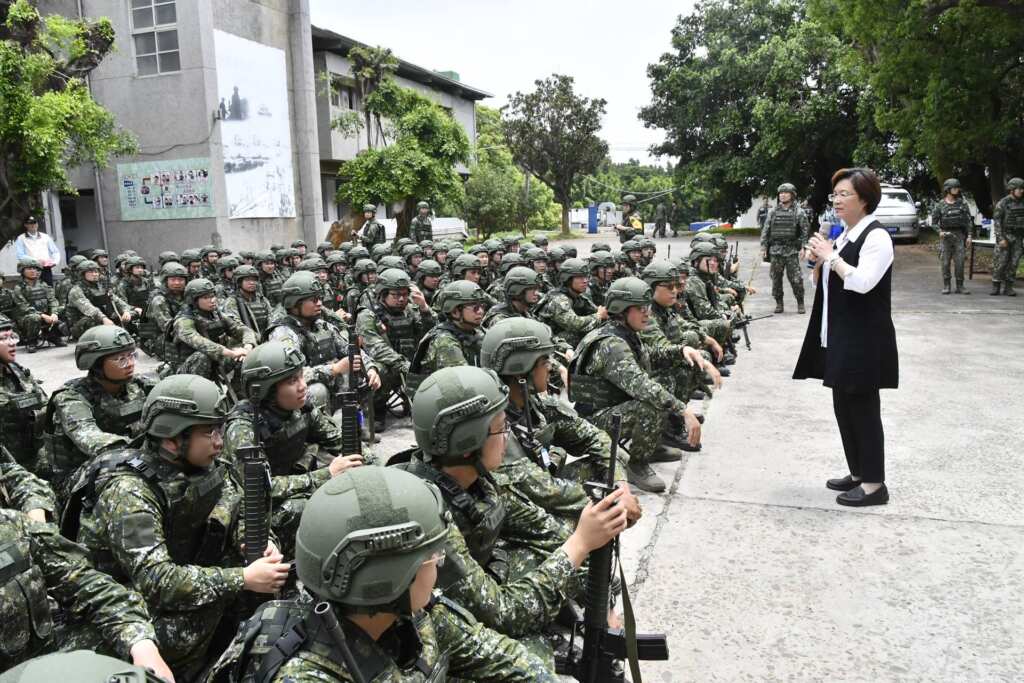▲彰化縣長王惠美在彰化縣軍人服務站長魏治民等人陪同下,前往台中成功嶺營區慰勞彰化縣後備旅後備軍人教育召集訓練的弟兄計558人。(彰化縣政府提供)