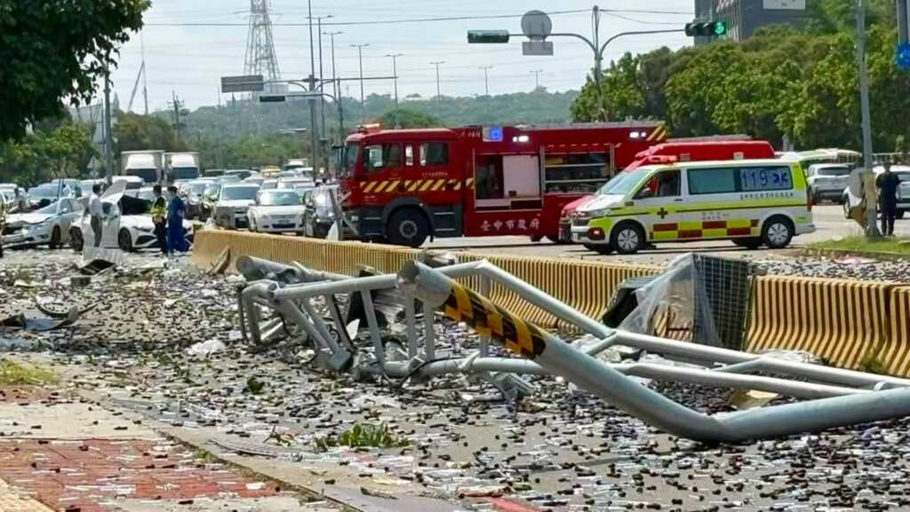 ▲台中市沙鹿區向上路長下坡路段今日上午驚傳重大追撞事故，一輛聯結車疑似煞車失靈，猛力衝撞停等紅燈的22輛汽機車及腳踏車，造成現場如同遭轟炸般混亂。（民眾提供）