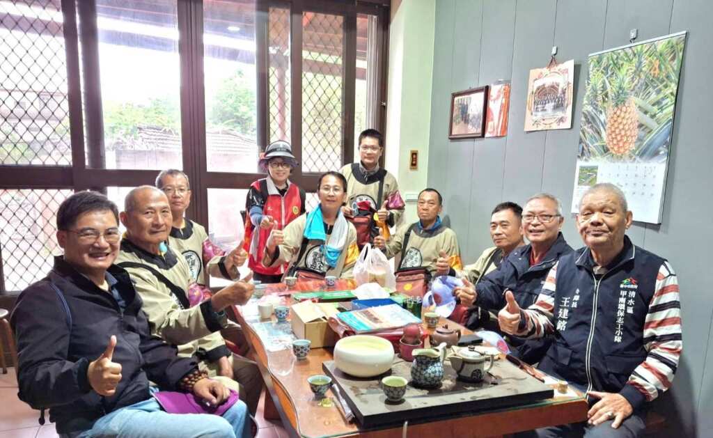 ▲今年大甲媽祖至新港奉天宮遶境進香回鑾14日凌晨1點多才進廟,劉燈鐘博士與鄉親們順利完成九天八夜的遶境之行,他並被獲聘為大甲鎮瀾宮繡旗團的顧問。(記者林明佑翻攝)