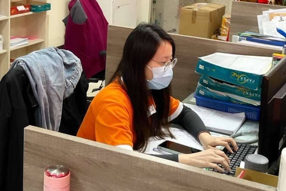 ▲小寧認真學習新技能並融入新的工作環境。(記者林明佑翻攝)
