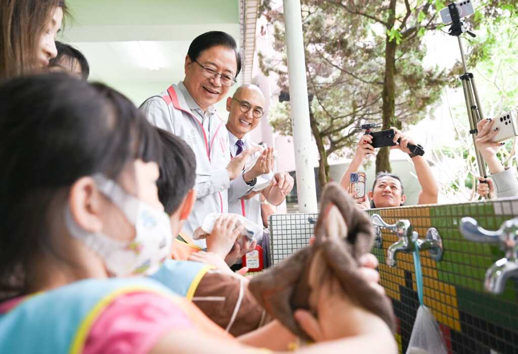 ▲桃園市長張善政與現場學童們一同前往洗手台實際落實「洗手五步驟」。（桃園市政府提供）