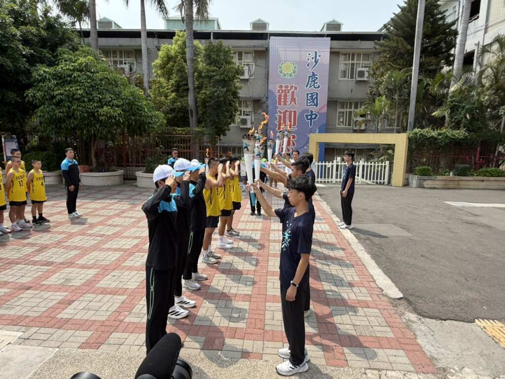 沙鹿國中代表台中市擔任聖火隊,傳遞象徵榮耀的聖火