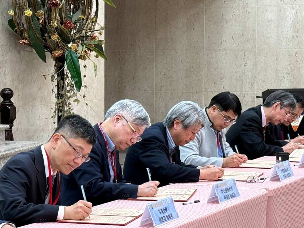 ▲「2025永續智慧創新黑客松競賽」跨校合作備忘錄簽署儀式於中山醫大舉辦。(中山醫大提供)