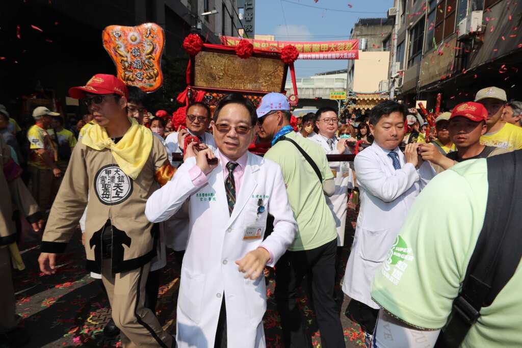 ▲白袍醫扛轎為患者祈福。(記者林明佑翻攝)
