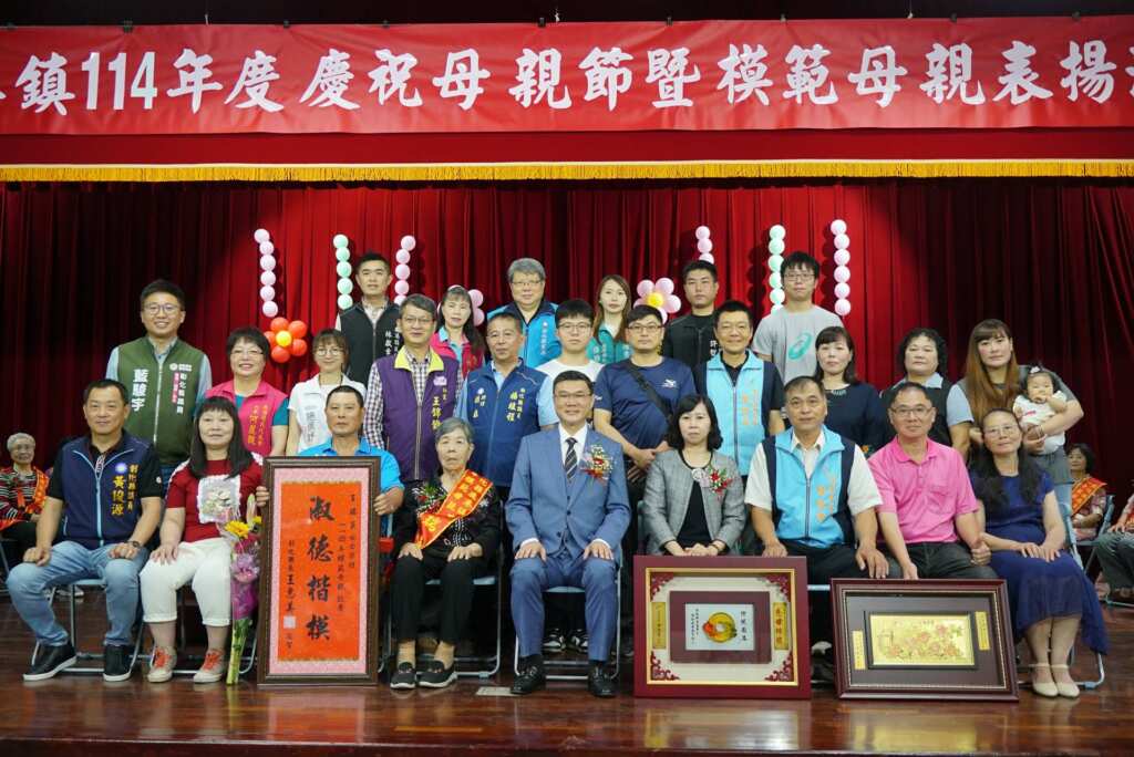 ▲鹿港鎮長許志宏與前來參加的寶眷們合影留念,現場氣氛溫馨熱絡。(記者林明佑翻攝)