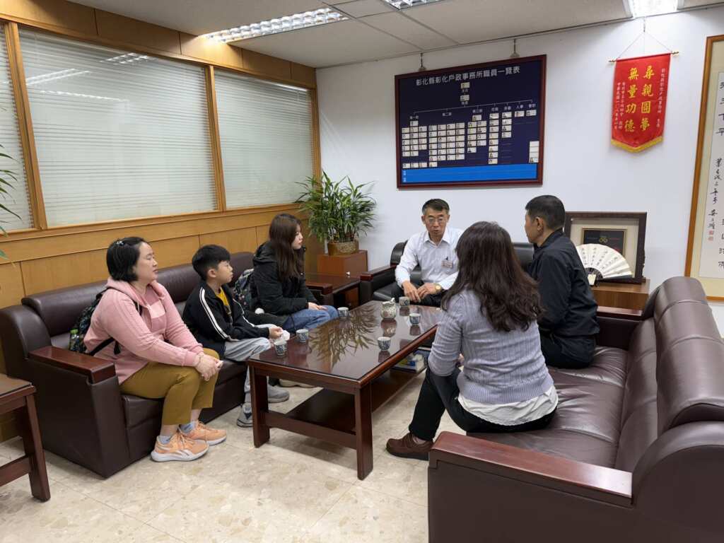▲彰化戶政事務所主任江吉民接待王先生父女及家人。（記者林明佑翻攝）