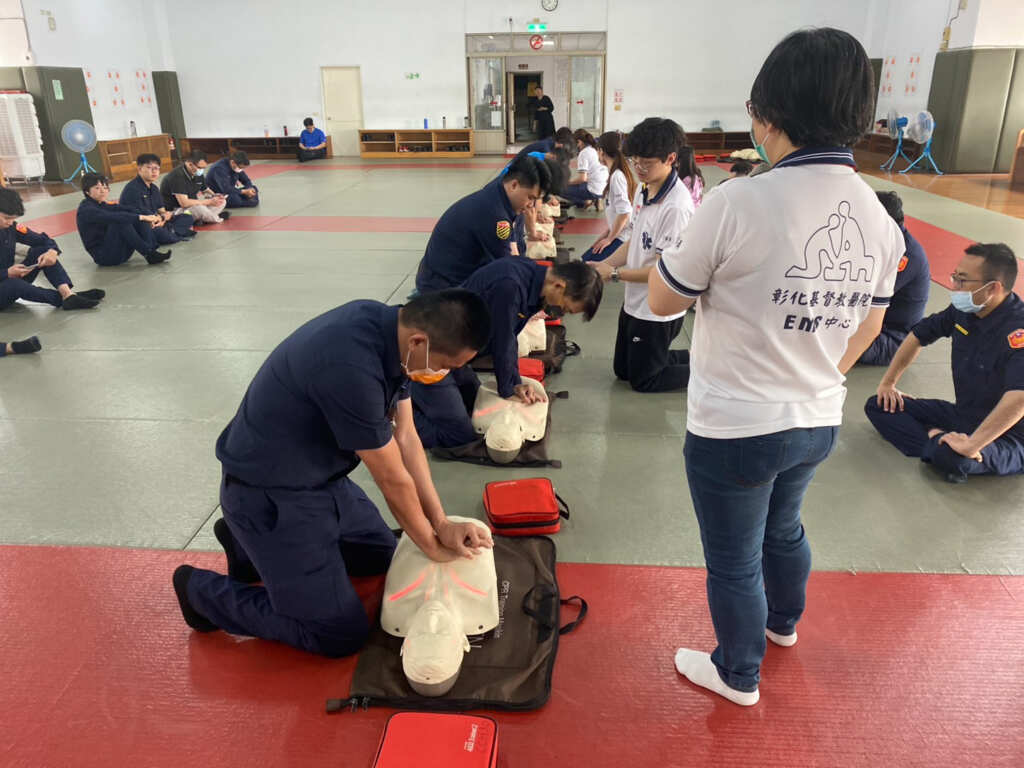 ▲彰基緊急醫療救護訓練中心(EMS)講師執行心肺復甦術(CPR)課程。(彰化基督教院提供)