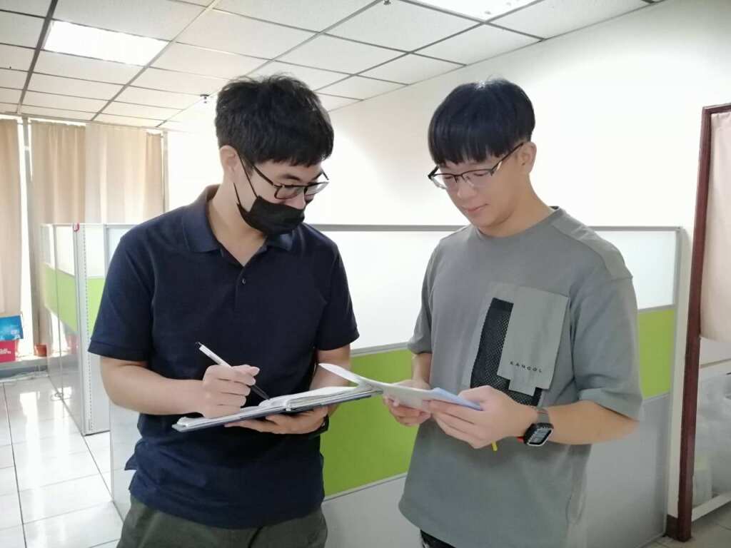 ▲嘉軒(左)透過工作崗位訓練學習職場實務。(記者林明佑翻攝)