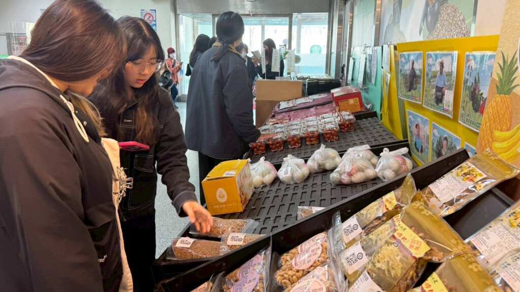 ▲建國科大同學前往二林進行農產品的初體驗。（記者林明佑翻攝）
