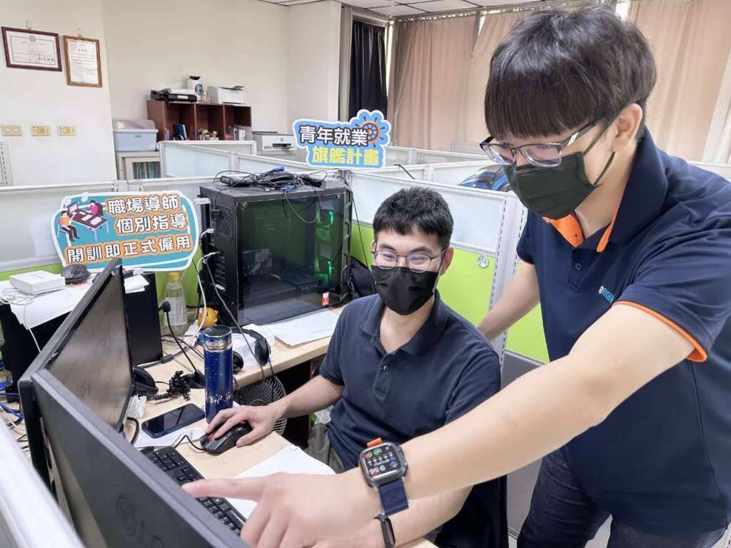 ▲青艦學員嘉軒(左)由職場導師帶領。(記者林明佑翻攝)