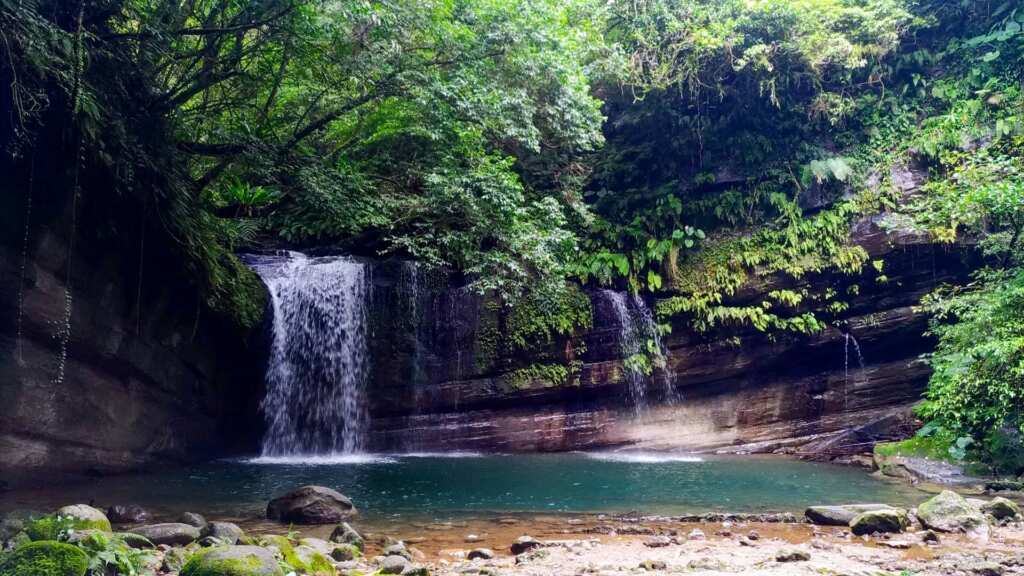 ▲望古瀑布清澈的水潭彷如世外桃源。(新北市觀旅局提供)