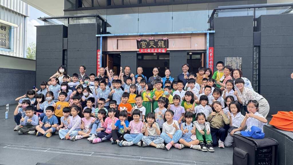 ▲社頭鄉公所今日在社頭鄉朝興村龍天宮，辦理學童鄉土文化踏查活動，邀請在地朝興國小、舊社國小及社頭鄉立幼兒園，計有80名師生參與。（記者林明佑翻攝）