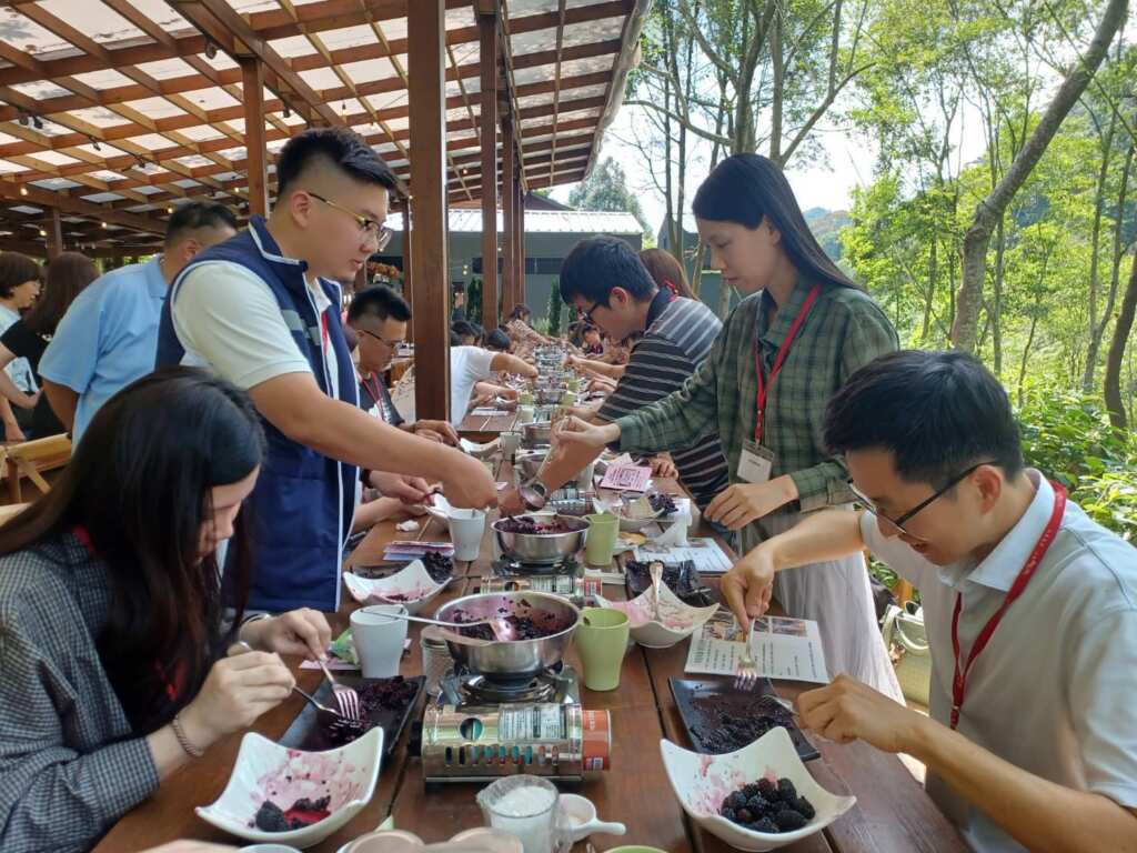 參加者兩人一組互助體驗果醬DIY,在輕鬆自然的互動中展開交流
