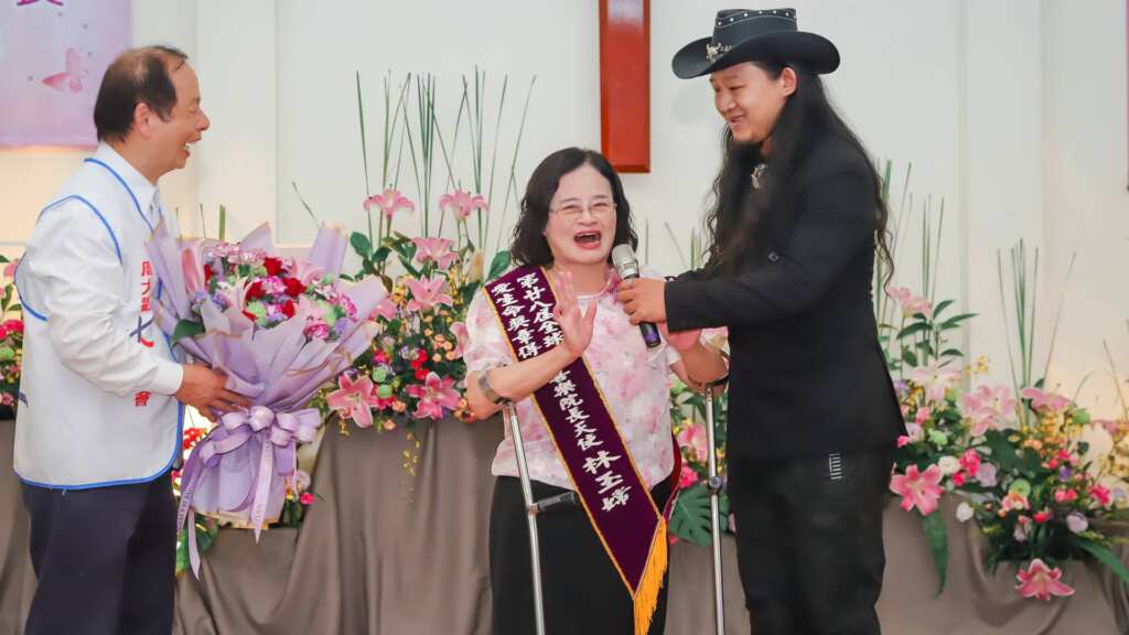 ▲院方特別安排院長兒子獻花祝福。(喜樂保育院提供)