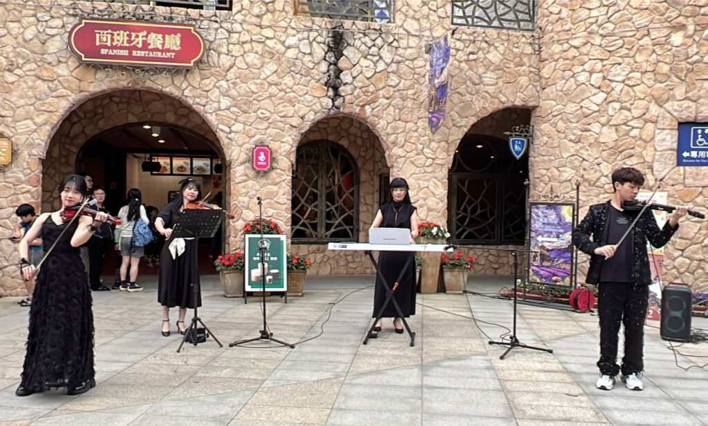 ▲由竹山吳毓嫻老師的莫思樂音樂劇團帶來經典的弦樂演奏。 (記者蘇彩娥攝)