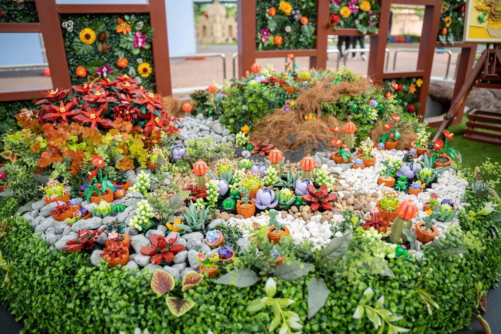 ▲走進 LEGO Flower Garden,遊客將被五彩繽紛的積木花卉所包圍。圖:業者提供