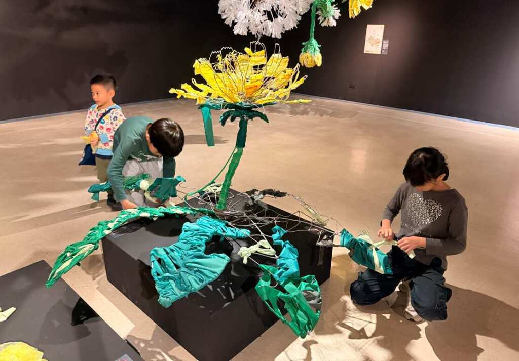 台中特教、啟明、啟聰三所特教學校的學生一同進行工作坊與藝術實作。透過創作以「大安水蓑衣」為意象，創作一件象徵生態保育、環境永續並具備台中在地精神與永續價值的全新作品。