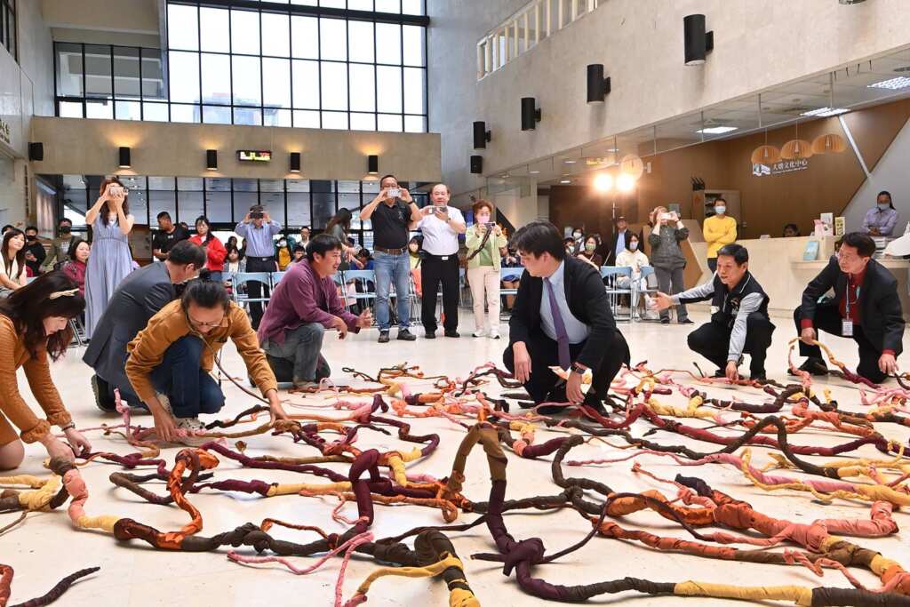 ▲臺中市政府文化局於今日在大墩文化中心辦理「穿透明日的靈光-SDGs永續藝術系列特展」第二檔《反義複詞與及物動詞》的開幕式。(記者張玉泰攝)