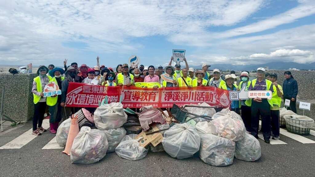 ▲為維護臺東海岸環境及生態品質，臺東縣環境保護局今（26）日號召臺東縣水環境巡守隊約75人，在富岡漁港進行淨灘淨岸活動，共清理158.1公斤廢棄物。（臺東縣環保局提供）