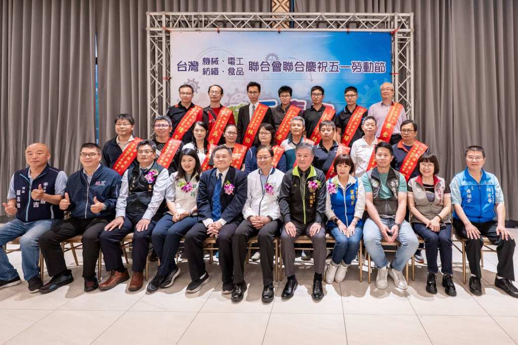 ▲桃園市長張善政與模範勞工合影。（桃園市政府提供）