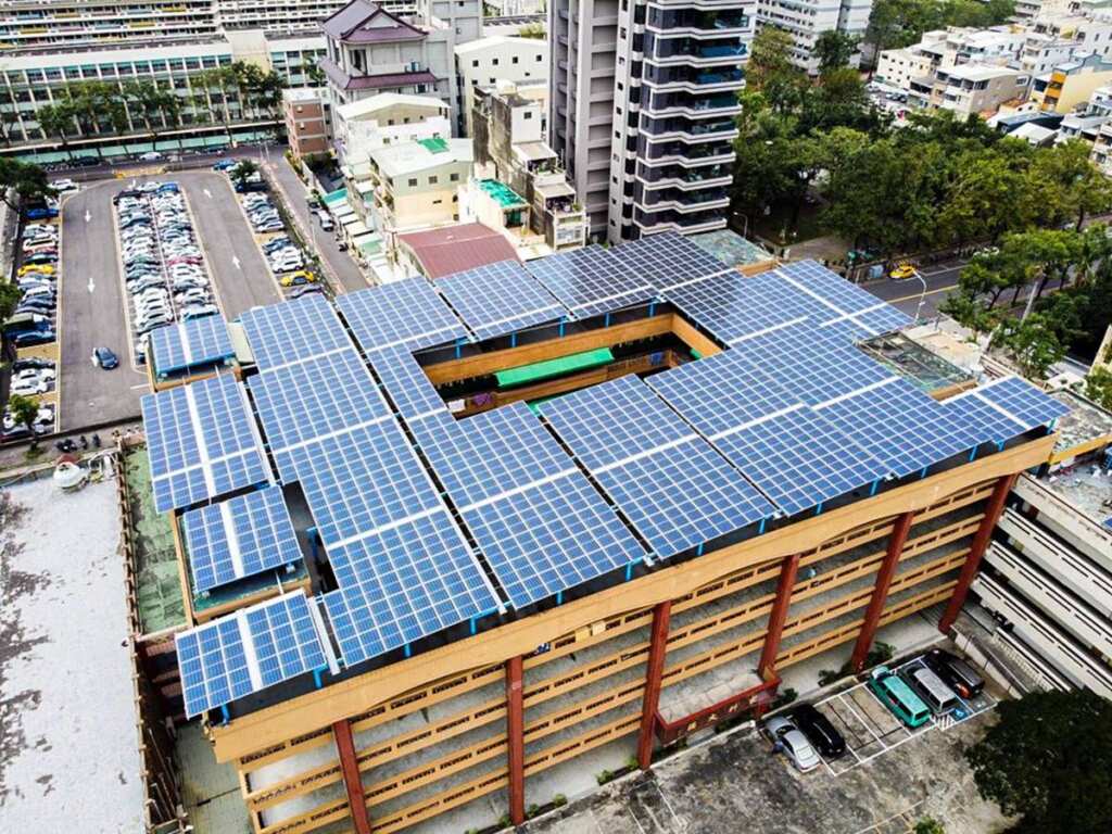 ▲高雄市私立三信高級家事商業職業學校-設置容量600.44 kWp 年發電量767062.1度。（高雄市政府工務局提供）