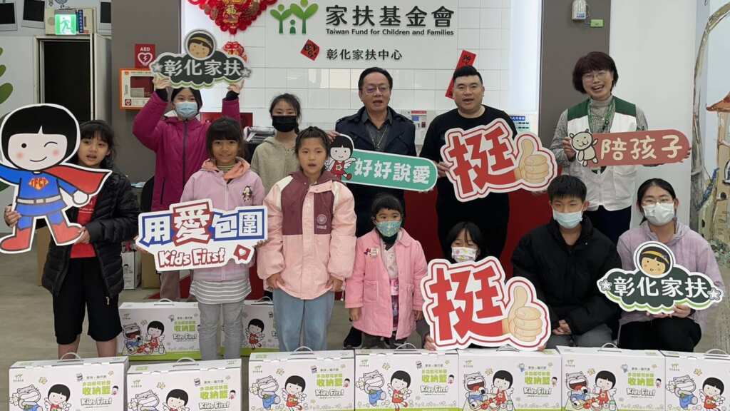 ▲彰化市在地名店「阿泉爌肉飯」店主謝泊宏響應「兒保滿額贈」公益捐款活動，並號召「伍叁兄弟會」友人共襄盛舉，盼拋磚引玉，為弱勢兒少打造更安全的成長環境。（彰化家扶中心提供）